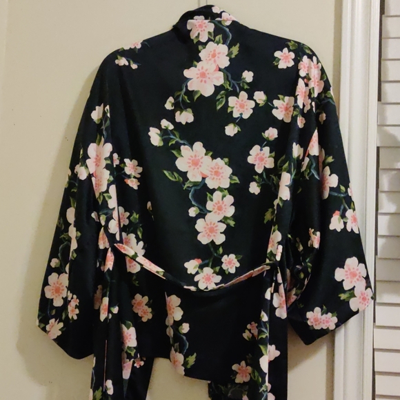 H&M Floral Kimono - Picture 2 of 3